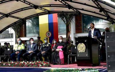 En esta navidad, queremos rendir un homenaje y agradecer a los héroes de la Fuerza Pública, hombres y mujeres que dedican sus vidas para garantizar en estas fechas, la seguridad de los colombianos.