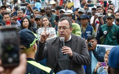 Ministro del Interior recibió movilización popular en la Plaza de Bolívar