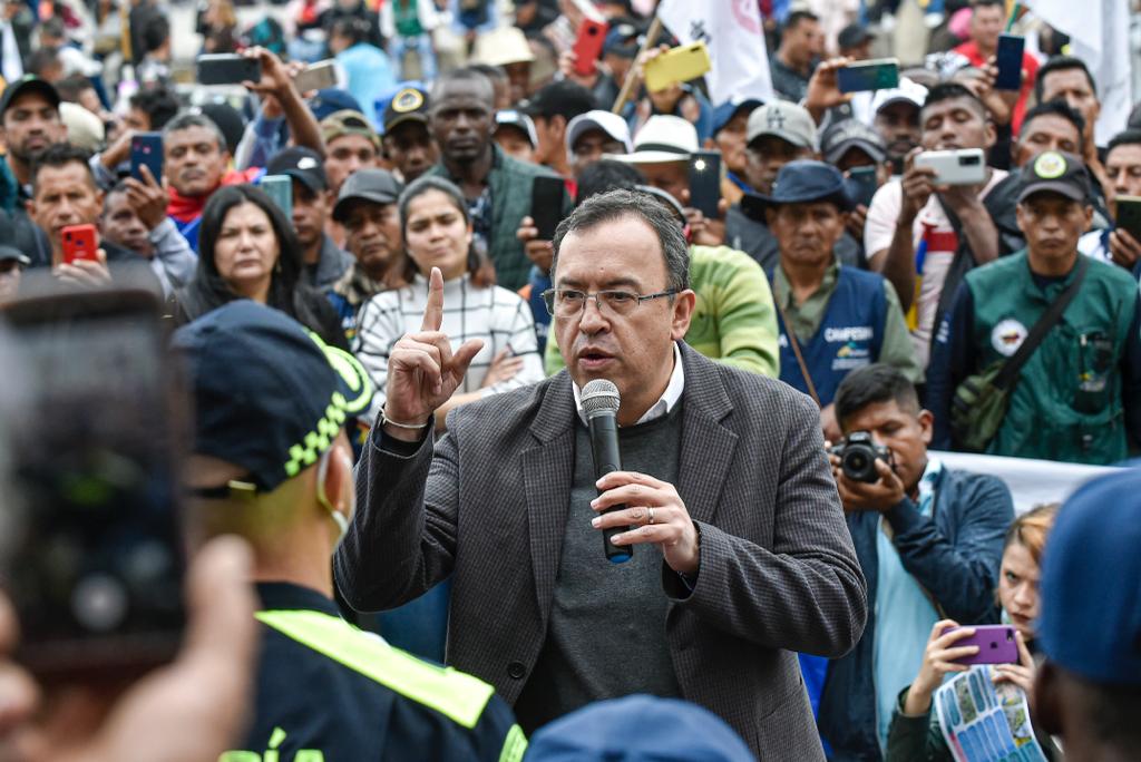 Ministro del Interior recibió movilización popular en la Plaza de Bolívar