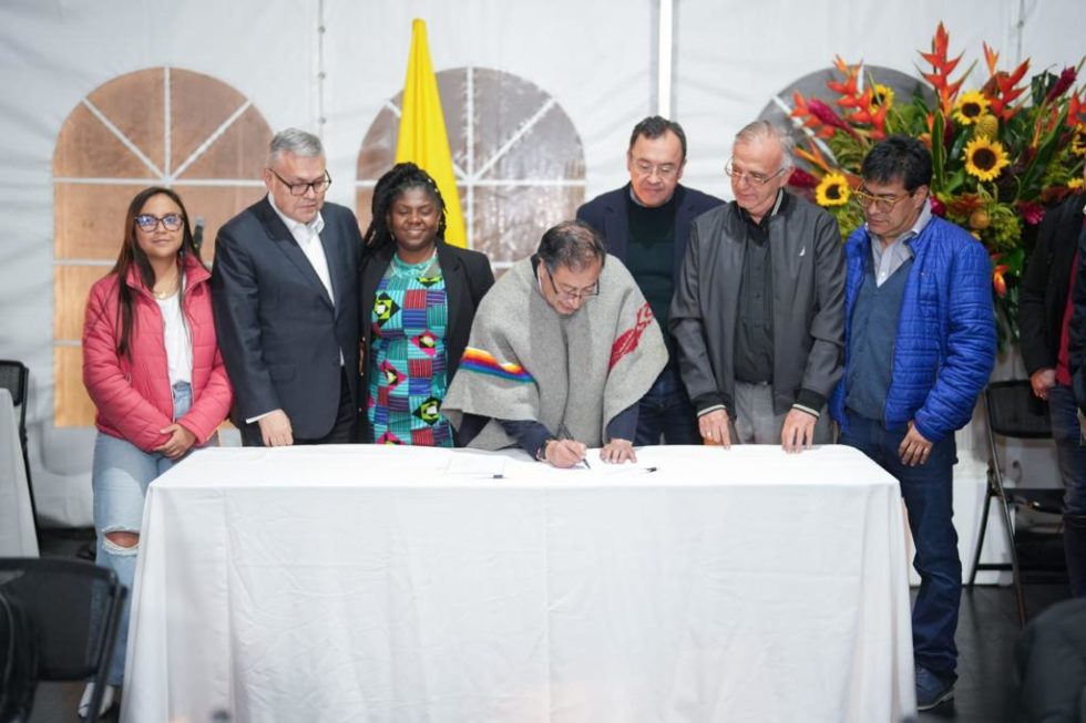 Presidente Gustavo Petro, sancionó la Ley de la Paz Total - Ministerio ...