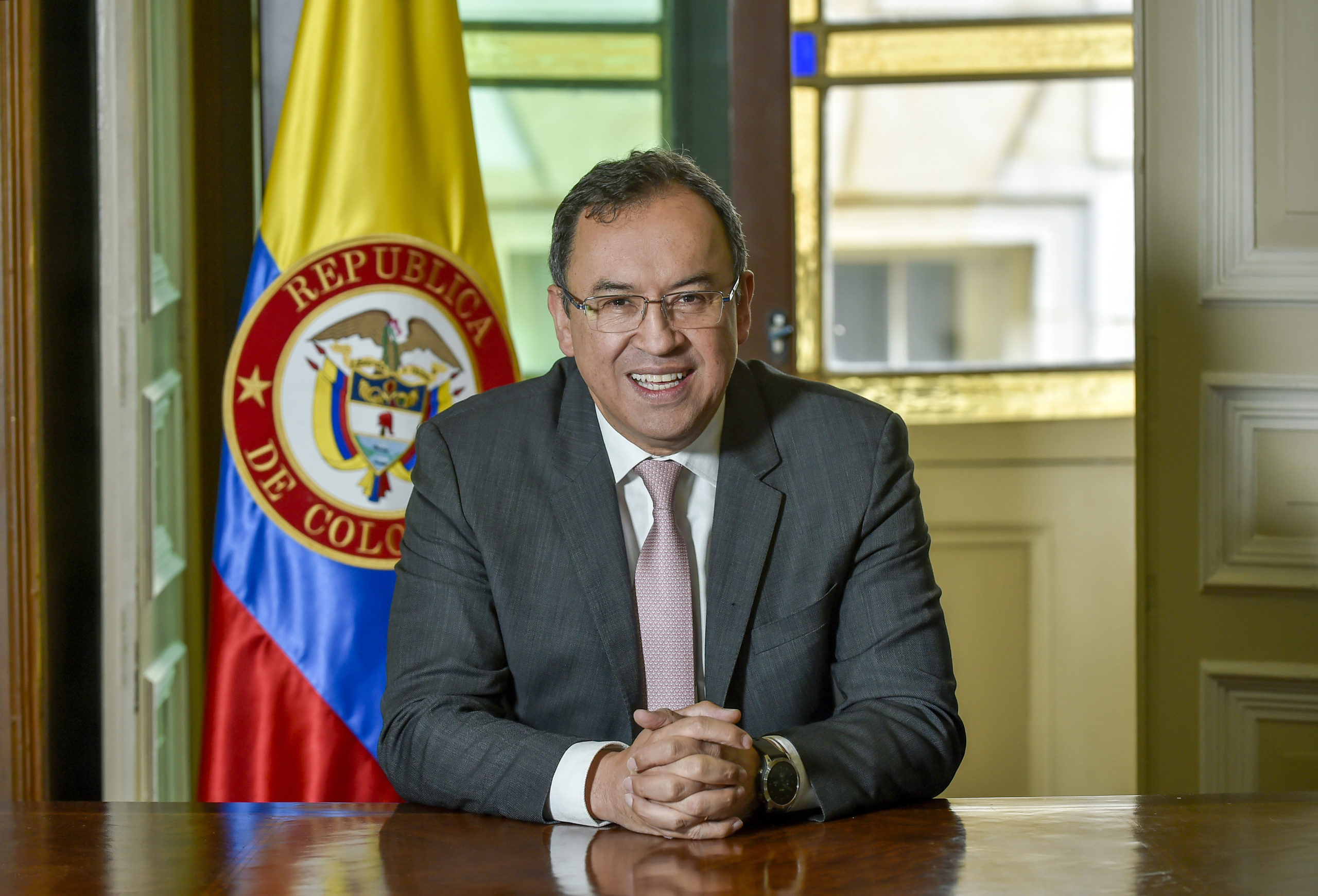 Alfonso Prada Gil Ministro del Interior Abogado especializado en Filosofía del Derecho y Teoría Jurídica de la Universidad Libre de Colombia.
