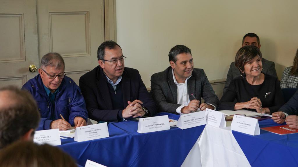 CSIVI 2023 En la sede de la Giralda del Ministerio del Interior, se llevó a cabo la primera sesión del año de la Comisión de Seguimiento Impulso Verificación a la Implementación (CSIVI) en la cual se conoció el aumento del Plan Plurianual de Inversiones establecido en 50,4 billones de pesos. “Primera sesión de la CSIVI con los nuevos delegados del Gobierno junto al Director del Dapre, Mauricio Lizcano y la Directora de Implementación, Gloria Cuartas. Socializamos, entre otros, el aumento del Plan Plurianual de Inversiones PPI Paz. Se incrementa a $50,4 billones”, anunció en sus redes sociales el ministro del Interior, Alfonso Prada. A la reunión asistieron nuevos delegados del Gobierno Nacional, así como representantes de los firmantes de paz, entidades del Estado y de la comunidad internacional donde se analizaron, entre otros temas, el componente de paz en el Plan Nacional de Desarrollo – Colombia Potencia Mundial de la Vida, el informe del estado de cosas inconstitucionales y el balance de actividades de cumplimento de las sentencias constitucionales. La CSIVI activará una mesa técnica para revisar temas relacionados con el Plan Marco de Implementación, en la cual participará el Departamento Nacional de Planeación.
