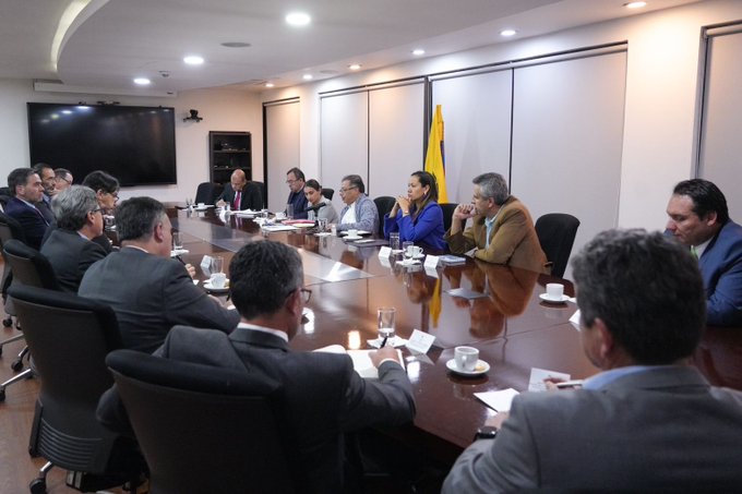 El proyecto bajo ninguna circunstancia elimina las EPS El Ministro del Interior, Alfonso Prada, informó que en el proyecto de Reforma a la Salud no se contempla la eliminación de las EPS, sino que por el contrario, tendrán la oportunidad de mejorar sus procesos con el objetivo de brindar una atención oportuna y de mejor cobertura en beneficio de la salud de los colombianos.