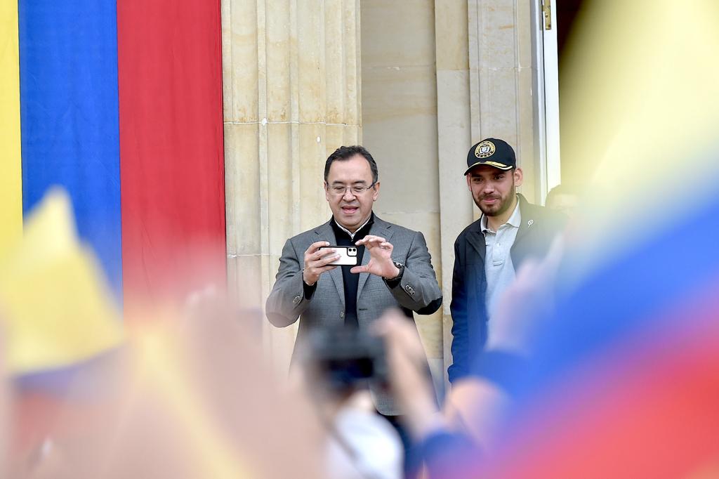En la Plaza de Armas de la Casa de Nariño, el presidente Gustavo Petro socializó ante centenares de ciudadanos, los alcances de las distintas iniciativas del Gobierno del Cambio que surten trámite en el Congreso de la República. El mandatario de los colombianos hizo énfasis en aquellos proyectos de carácter social como la de la reforma salud, la reforma laboral y la reforma a las pensiones, que serán debatidos en el Congreso de la República.