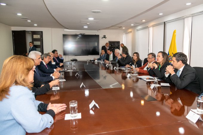 Con el objetivo de lograr que los colombianos reciban atención primaria, básica, directa, cercana a la gente, de fácil acceso y que la salud se respete como derecho fundamental, el ministro del Interior, Alfonso Prada, se reunió con el presidente Gustavo Petro y la ministra de Salud, Carolina Corcho, y otros funcionarios con el fin de socializar los alcances de la Reforma a la Salud.