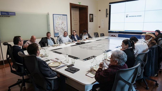 Gobierno del Cambio socializa agenda legislativa con Partido Comunes En la sede de la Giralda del Ministerio del Interior, el jefe de la cartera política, Alfonso Prada llevó a cabo una reunión con los congresistas del Partido Comunes para dar a conocer las iniciativas legislativas que se trabajarán este año y que son promovidas por el gobierno del Presidente Gustavo Petro.