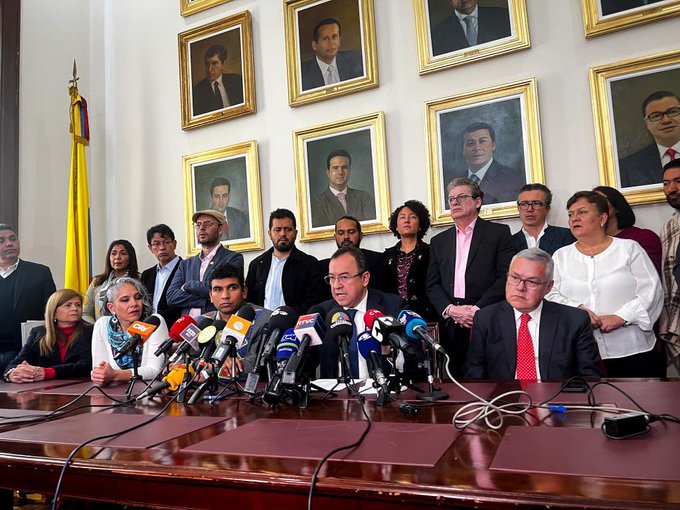 El ministro del Interior, Alfonso Prada, junto con el Ministro de Justicia, Néstor Osuna, radicaron ante la Secretaría General de la Cámara de Representantes, el Proyecto de Ley de Modernización y Humanización al Sistema Penitenciario.