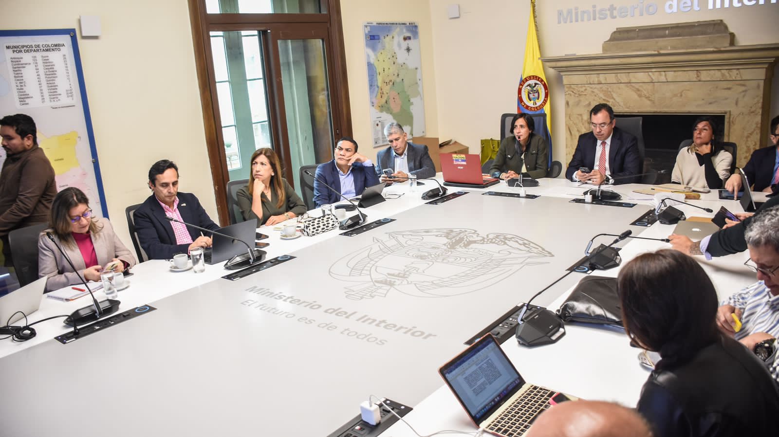 Gobierno socializa con congresistas proyectos que promueven la justicia social y la justicia ambiental Con el objetivo de socializar y presentar los alcances de los proyectos del Gobierno del Cambio del presidente Gustavo Petro, el ministro del Interior, Alfonso Prada, asistió al Congreso de la República para estar presente en encuentros donde se abordaron destacadas reformas que propenden por la justicia social.