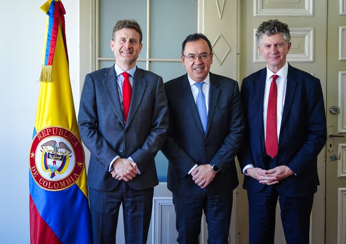 Ministro Prada se reune con Embajador del Reino Unido El ministro Alfonso Prada, recibió en la sede de La Giralda del Ministerio del Interior, al embajador del Reino Unido, George Hodgson