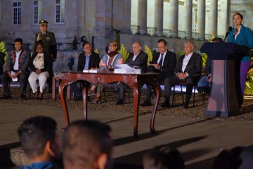 En Bogotá, el ministro del Interior, Alfonso Prada, asistió a la Plaza Núñez de la Casa de Nariño para radicar junto con el equipo de gobierno encabezados por el presidente Gustavo Petro y la vicepresidenta Francia Márquez, el Proyecto de Ley del Plan Nacional de Desarrollo: Colombia, Potencia Mundial de la Vida.