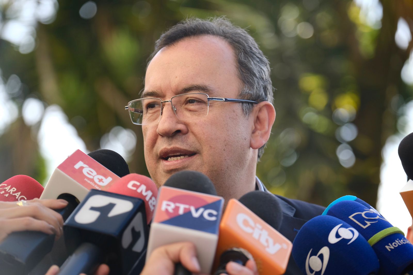 Proyecto de Ley de Desmantelamiento de Estructuras Armadas será presentado ante Consejo de Política Criminal El ministro del Interior, Alfonso Prada, informó que se presentará ante el Consejo de Política Criminal la Ley de Desmantelamiento de organizaciones crimínales, que establece mecanismos de sujeción a la justicia ordinaria, garantías de no repetición y desmantelamiento de estructuras armadas organizadas de crimen de alto impacto.