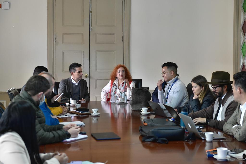 La viceministra para el Diálogo Social, la Igualdad y los Derechos Humanos, Lilia Clemencia Solano, junto al alcalde de Montería, Carlos Ordosgoitia, el secretario del Interior de la Gobernación de Córdoba, Jairo Baquero, la Defensoría del Pueblo y representantes del Convite Étnico, se reunieron para dialogar sobre la atención de necesidades de las comunidades cordobesas
