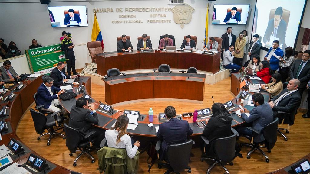 El ministro del Interior, Alfonso Prada, acompañó en la Comisión Séptima de la Cámara de Representantes el inicio de la discusión del proyecto de reforma a la salud. Al finalizar la jornada, con 17 votos contra 4, esta célula legislativa de Cámara Baja, negó la ponencia que buscaba archivar la Reforma a la Salud.