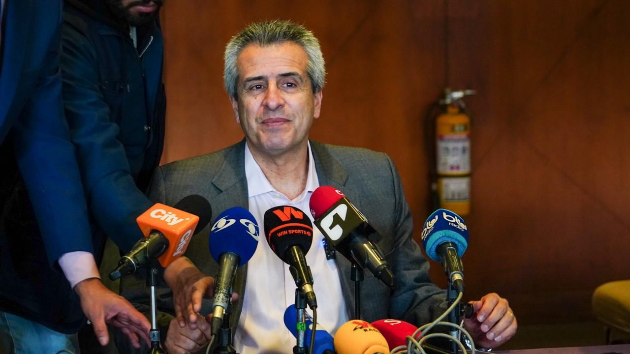 pedagogía para rechazar la violencia y para que podamos volver con los hijos al fútbol El ministro del Interior designado, Luis Fernando Velasco, lideró la sesión de la Comisión Nacional de Seguridad, Comodidad y Convivencia en el Fútbol (CNSCCF), con el fin de revisar los recientes hechos violentos en los estadios y las medidas que buscan recobrar el dialogo y la convivencia en estos escenarios deportivos.