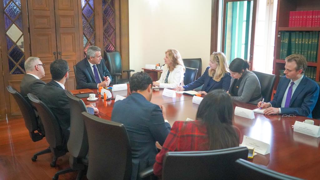 Paz Total justicia transicional temas de reunión entre MinInterior y la Oficina de Justicia Global Criminal de EEUU El ministro del Interior, Luis Fernando Velasco, se reunió con la Embajadora en Misión Especial para la Justicia Global Criminal - Oficina de Justicia Global Criminal del Departamento de Estado (EE.UU), Beth Van Schaack, para conocer el apoyo del Gobierno norteamericano a la implementación de sentencias de justicia transicional y los componentes de la Paz Total.