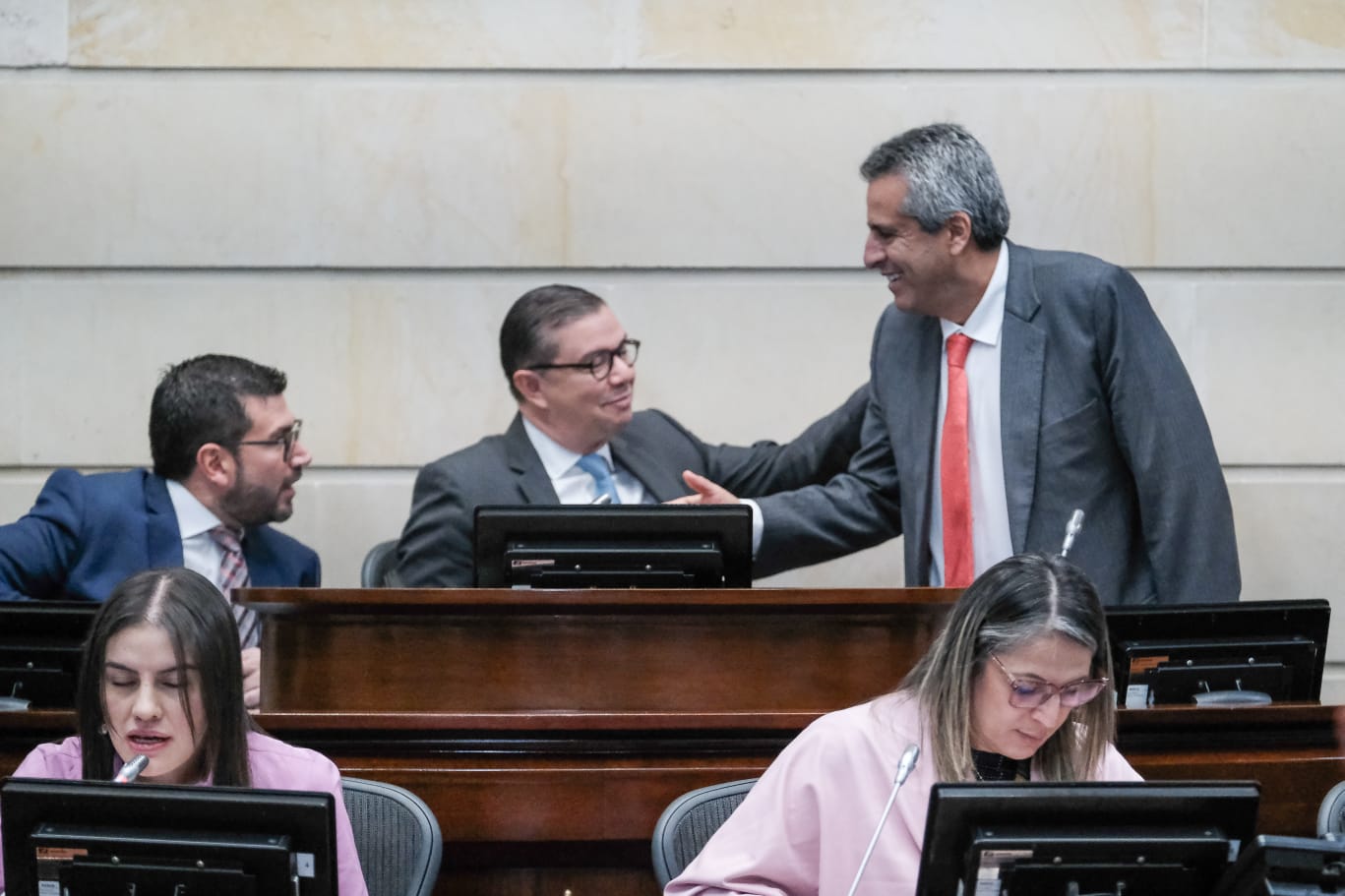 14 06 23 Senado y Cámara aprueban en comisiones conjuntas proyecto que mantiene número de diputados en Asambleas Departamentales Con la aprobación del Proyecto de Ley 330 de 2023 de Senado y 416 de 2023 de Cámara de Representantes, se revive el número de diputados o asambleístas establecidos en la pasada normatividad.