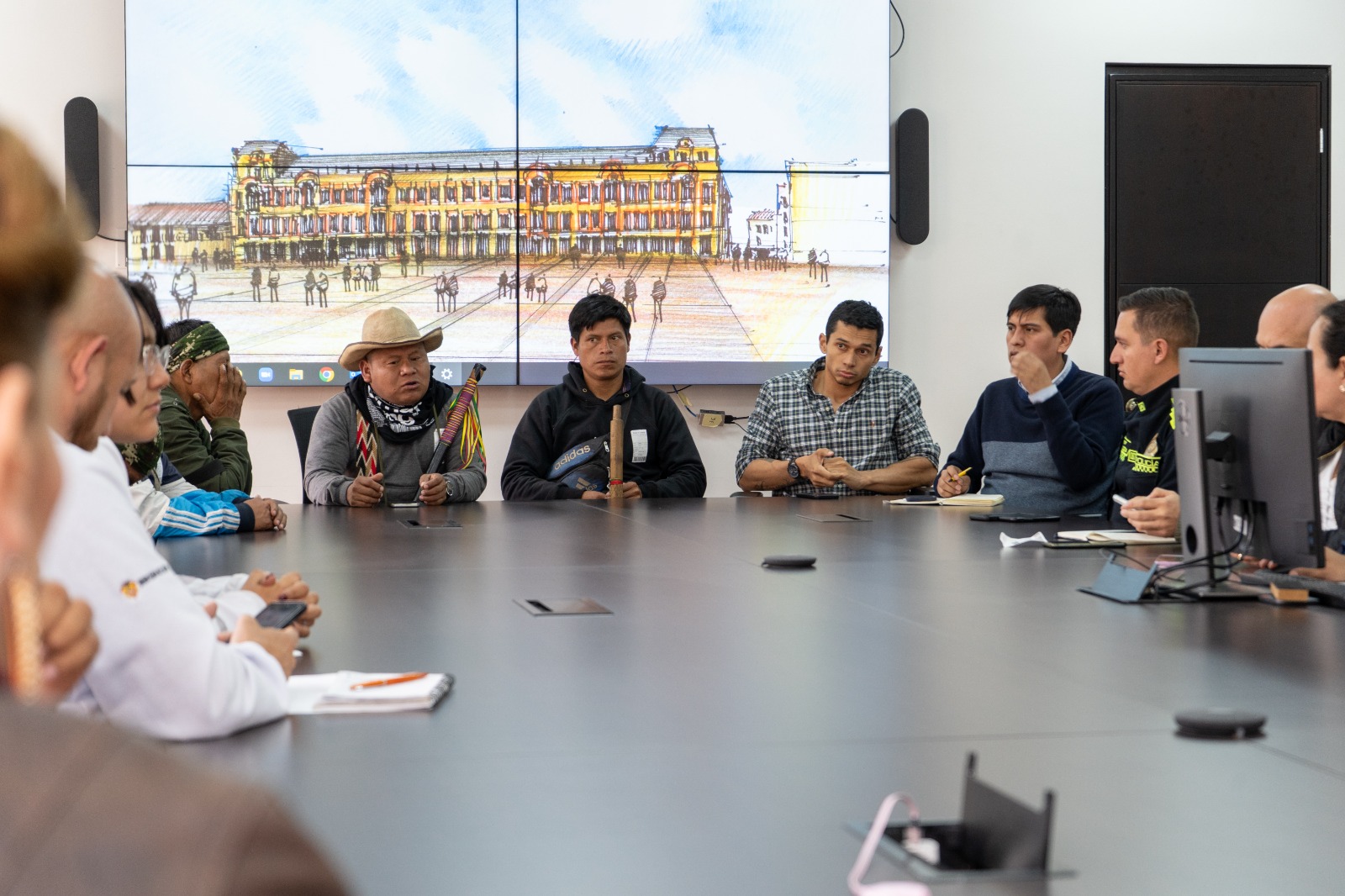 29 06 23 Retorno pacífico a albergue temporal de grupo Embera Katío que protestaba en Plaza de Bolívar Llamado a autoridades del Pueblo Embera Katío para propiciar retorno a territorios de origen y de esta manera garantizar su identidad cultural y sus derechos constitucionales.