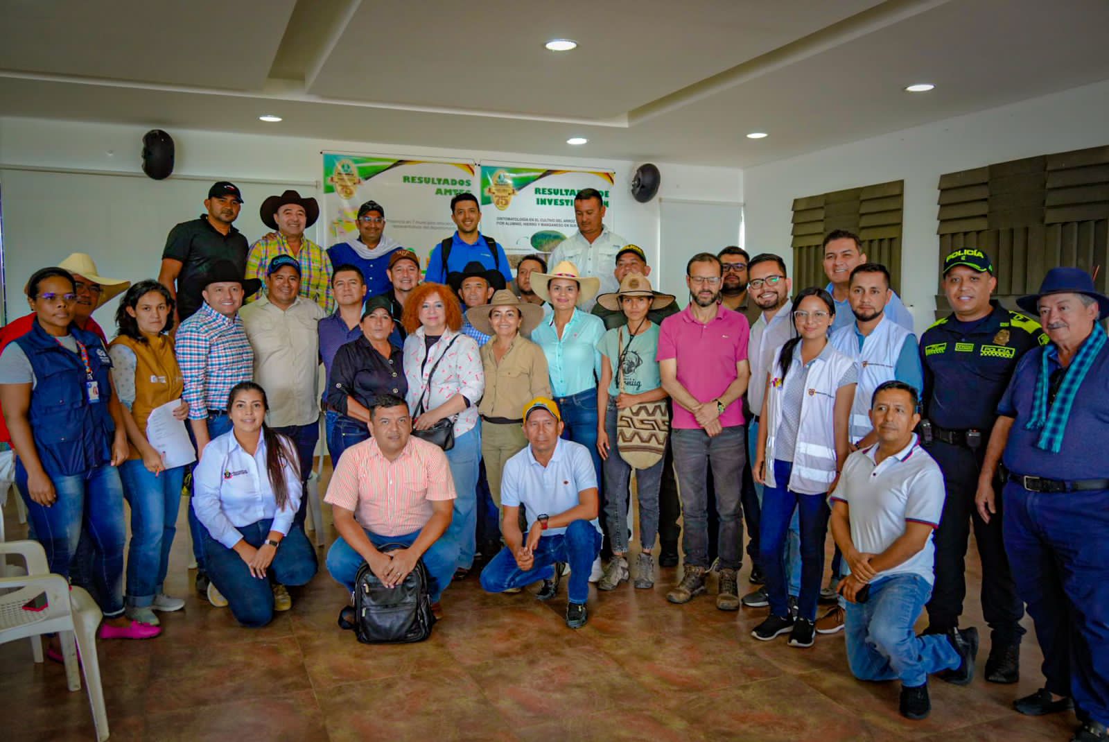 WhatsApp Image 2023-07-23 at 5.40.34 PM Después de dos días de diálogos con representantes de los productores de arroz del Casanare, se logró el levantamiento del bloqueo de la vía en Aguazul, con participación de delegados del Gobierno nacional y departamental, así como la asistencia de la Defensoría del Pueblo.