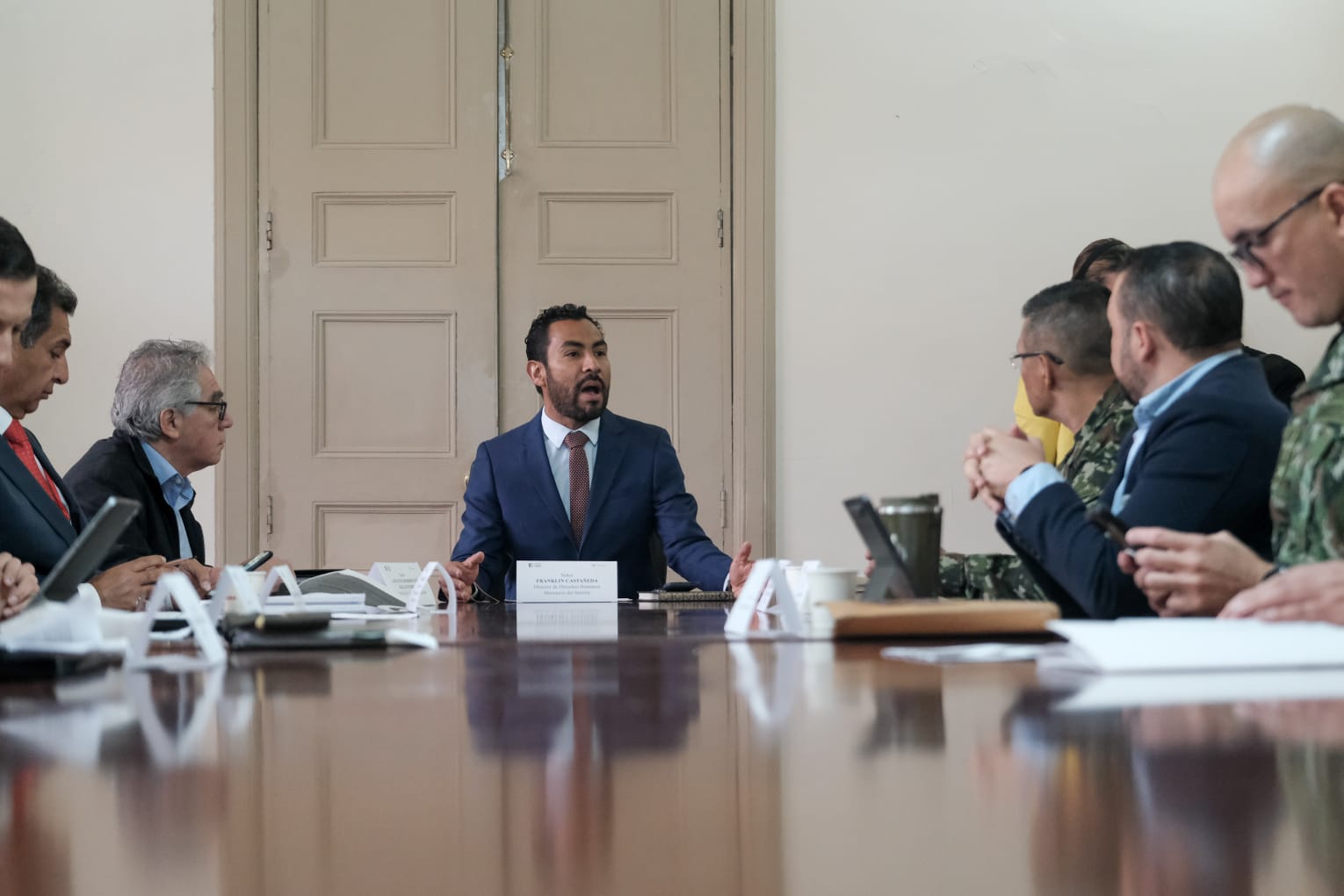 01 08 23 Gobierno instala comité para garantizar seguridad a candidatos en riesgo El Comité de Coordinación y Recomendación de Medidas de Protección en el Proceso Electoral (CORMPE), es la instancia que recibe casos y evalúa garantías de protección para candidatos en condición de riesgo durante el proceso electoral.