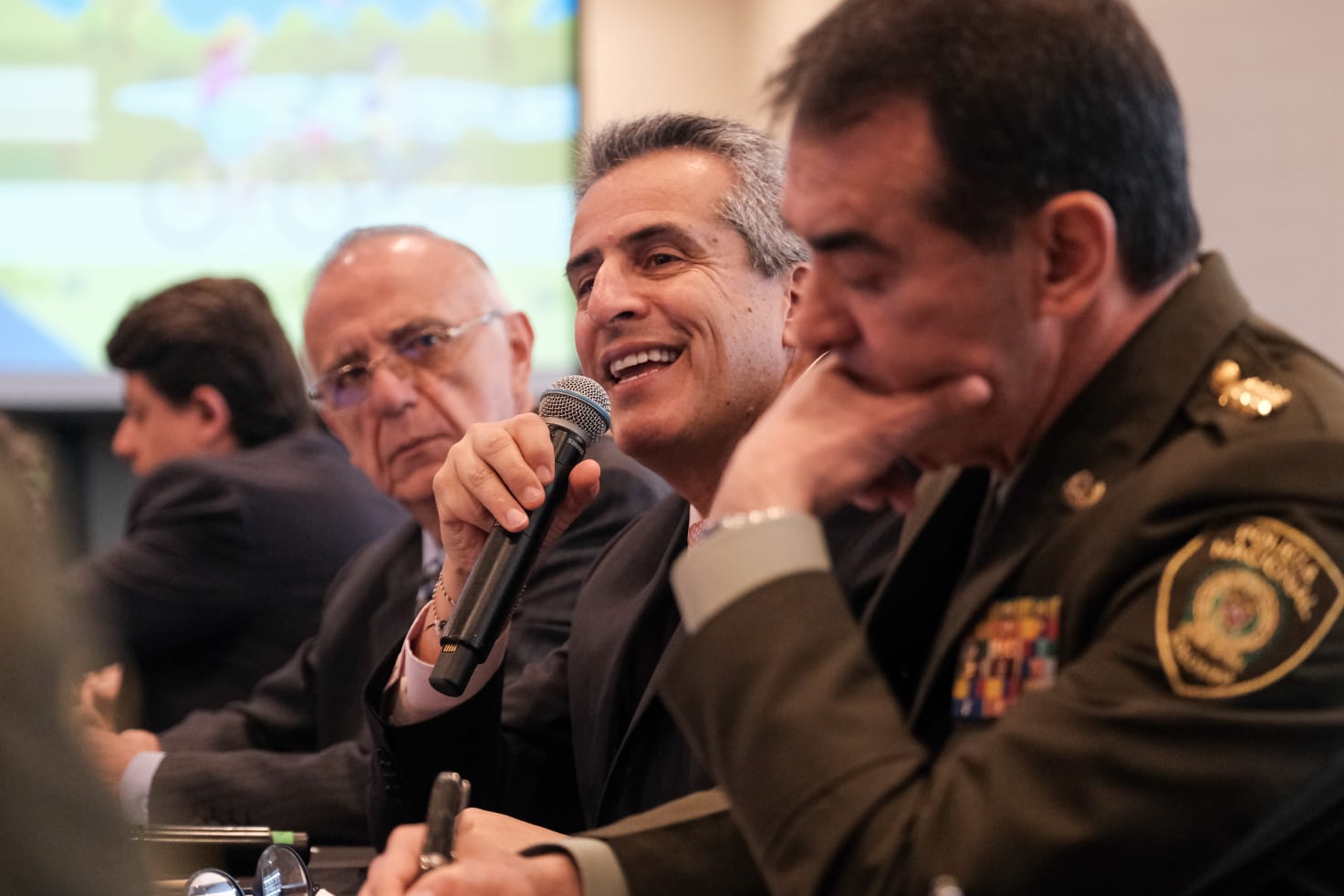 09 08 23 Ministerio del Interior anuncia gran inversión en tecnología para la seguridad ciudadana El ministro del Interior, Luis Fernando Velasco, hizo el anuncio en el Encuentro para la territorialización de Política Pública de Defensa, Seguridad y Convivencia Ciudadana “Garantías para la Vida y la Paz 2022-2026”, convocado por Asociación Colombiana de Ciudades Capitales (Asocapitales) y la Asociación Colombiana de Ciudades Intermedias (Asointermedias).