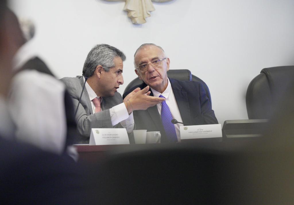 23 08 23 Hablar de seguridad es también hablar del Acuerdo Nacional ministro Luis Fernando Velasco El ministro del Interior, Luis Fernando Velasco, anunció una inversión de 200 mil millones de pesos en tecnología para ser aplicada en la garantía de la seguridad del país.