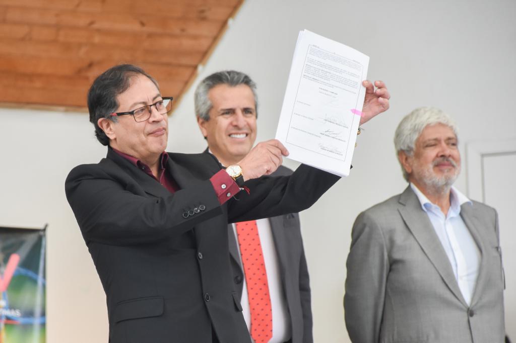 25 08 23 Presidente Petro expide decretos que desarrollan el poder negro en el territorio Los decretos fueron firmados por el Presidente en el marco del Congreso de los Pueblos y Comunidades Negras, Afrocolombianas, Palenqueras y Raizales, que se lleva a cabo este fin de semana en la sede de la Universidad Nacional de Bogotá, para conmemorar los 30 años de la expedición Ley 70 de 1993.