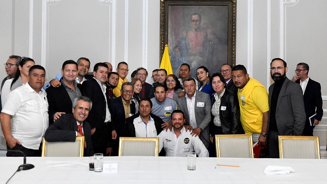 26 08 23 Ministro del Interior celebra acuerdo para revisar tarifa diferencial en el combustible para gremio de taxistas Con el subsidio a la gasolina que recibirán los taxistas podrán ahorrar entre 3.000 y 3.600 pesos diarios. La medida busca evitar impactos negativos en los usuarios.