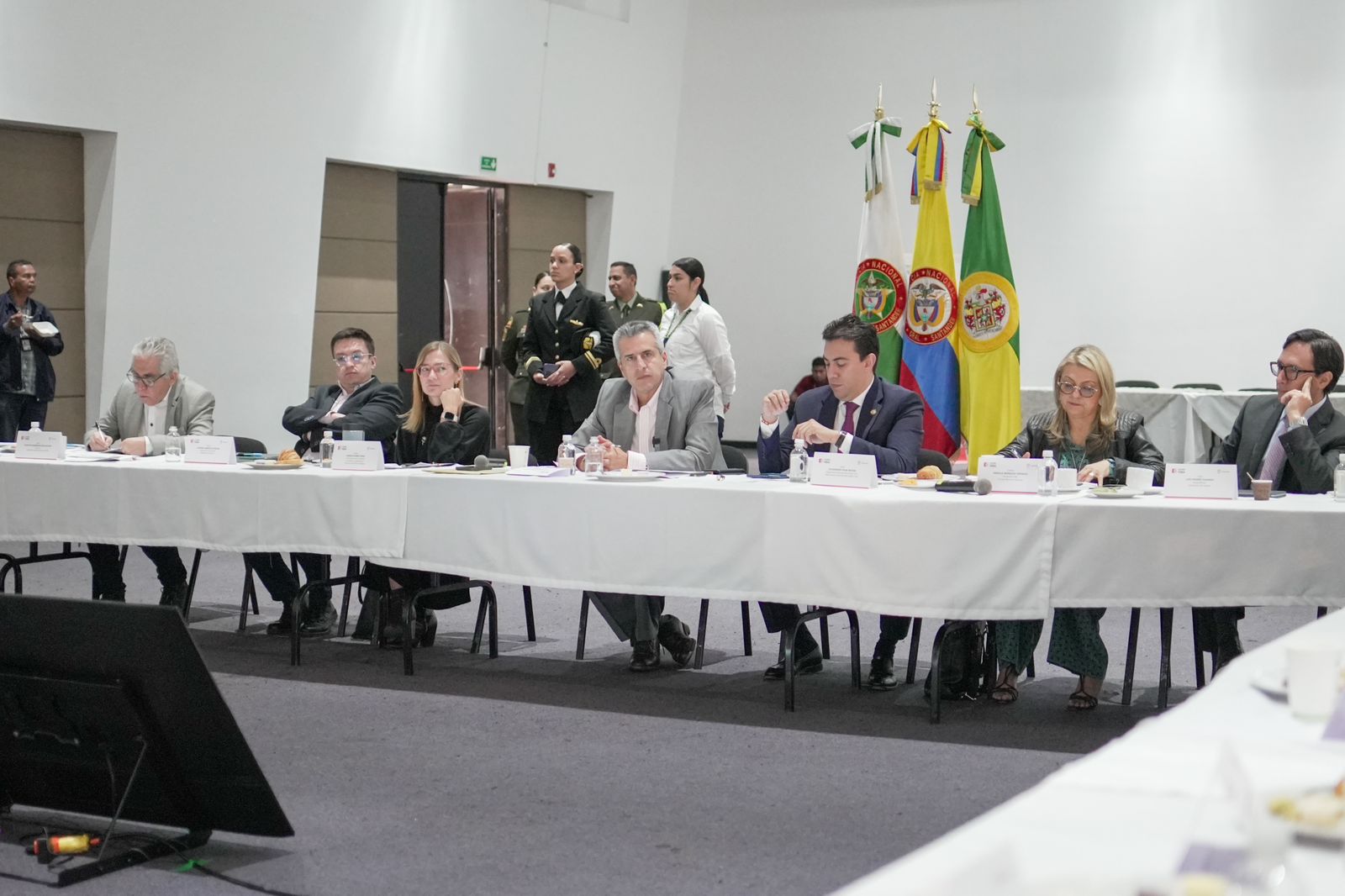 31 08 23 Se está trabajando de manera articulada para brindar todas las Más de 250.000 uniformados de la Policía Nacional y Fuerzas Militares, estarán distribuidos en los 12.918 puestos de votación el próximo 29 de octubre.