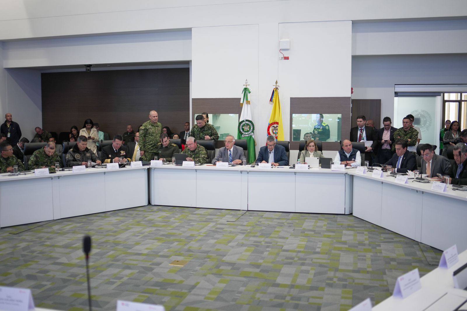 07 09 23 Las condiciones están dadas para que hagamos elecciones Ministro Velasco tras instalar primera sesión de la CIPRAT de cara la jornada electoral de octubre El propósito del encuentro fue coordinar y articular la respuesta institucional para fijar compromisos y acciones concretas por parte de las entidades a fin de superar situaciones de riesgo y de vulnerabilidad.