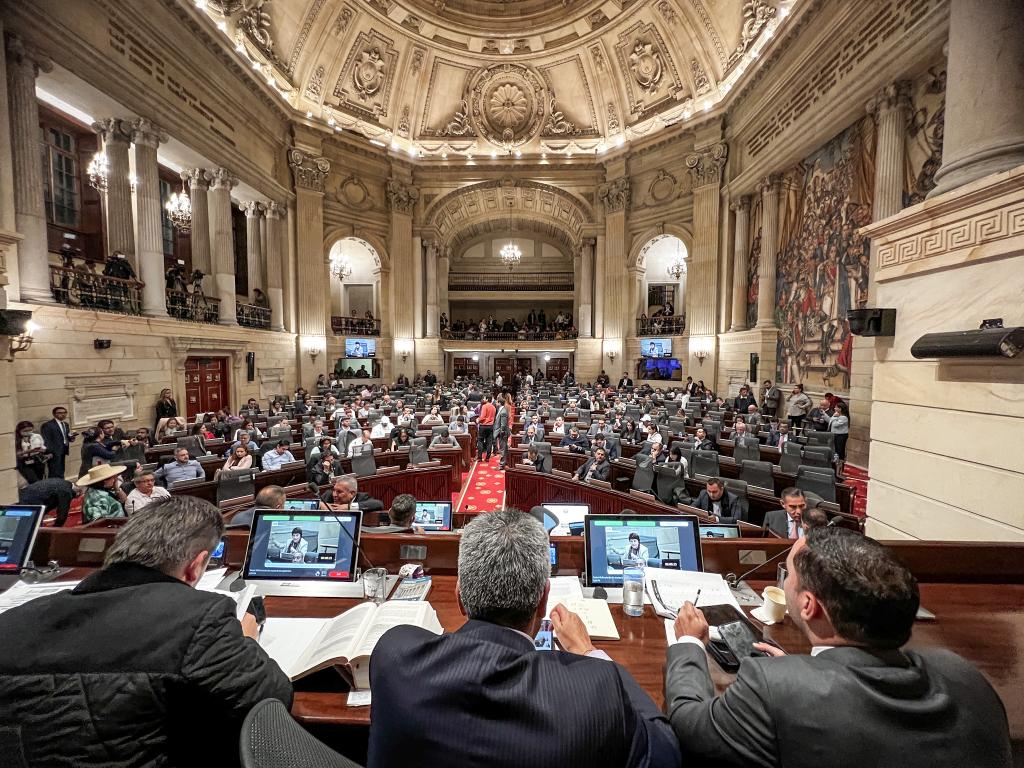 WhatsApp Image 2023-09-06 at 4.45.57 PM Con 97 votos a favor y 48 en contra, la plenaria de la Cámara de Representantes rechazó la ponencia negativa que pedía el hundimiento de la reforma a la salud y le dio continuidad al segundo debate de esta iniciativa del Gobierno nacional que busca mejorar sustancialmente el sistema de salud colombiano.
