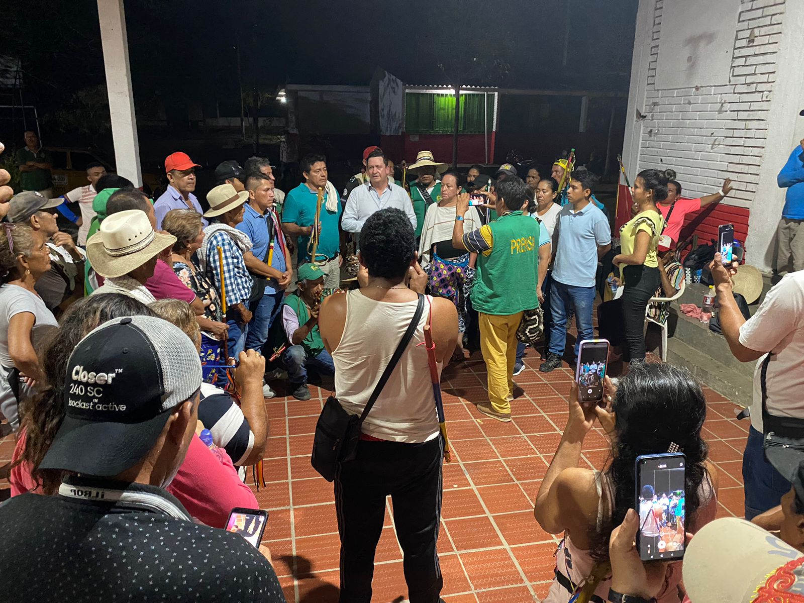 04 10 23 Indígenas levantan bloqueo en vía Neiva-Bogotá luego de concertación con el Ministerio del Interior • El próximo martes 17 de octubre se realizará una mesa amplia en Natagaima con otras entidades para resolver necesidades planteadas por las comunidades indígenas.