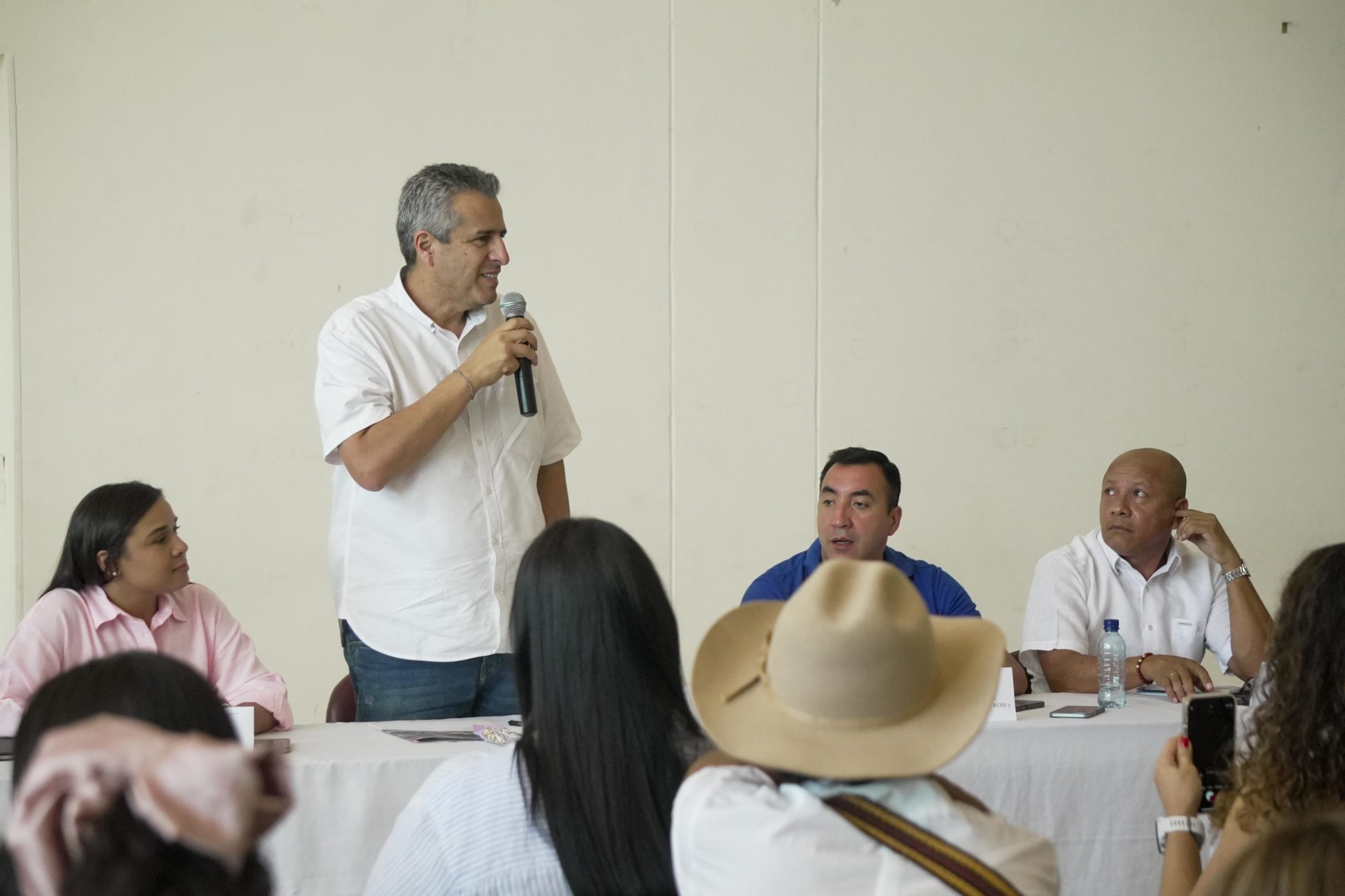 13 10 23 En La Guajira, MinInterior revisó medidas de seguridad y cumplimiento a Sentencia de la Corte Constitucional Con el objetivo de hacer seguimiento a la situación de seguridad en la ciudad de Riohacha, el Ministerio del Interior adelantó en la capital de La Guajira un encuentro con autoridades nacionales y locales, y con representantes de organizaciones y comunidades de la región para plantear acciones que protejan los derechos humanos de líderes y lideresas de la región.