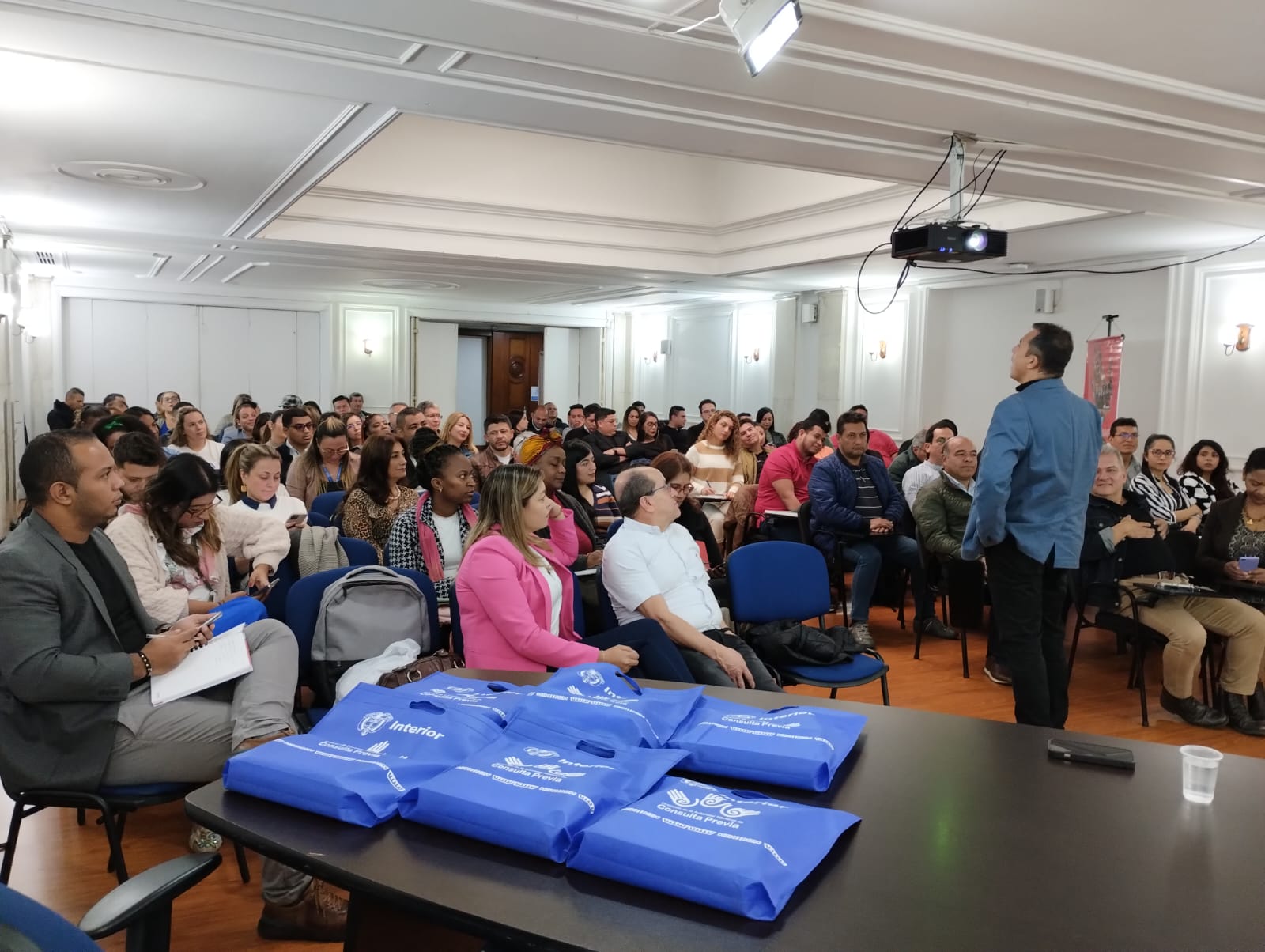 18 10 23 Ministerio del Interior lideró jornada de talleres para fomentar diálogo en comunidades étnicas Con el fin de promover un diálogo constructivo en los procesos consultivos del país, el Ministerio del Interior, a través de su Dirección de la Autoridad Nacional de Previa, llevó a cabo una serie de talleres con líderes y representantes de comunidades étnicas.