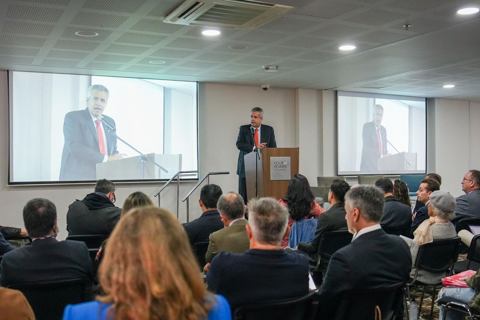 12 12 23 Este Gobierno trabaja en garantizar los derechos de los actores y la industria audiovisual Ministro Velasco en foro que abordó la IA y las creaciones audiovisuales Velasco hizo énfasis en garantizar la Ley Fanny Mikey, que regula la protección del derecho de autor y el reconocimiento de los derechos de los artistas e intérpretes audiovisuales para percibir remuneraciones equitativas por la comunicación de sus obras audiovisuales.