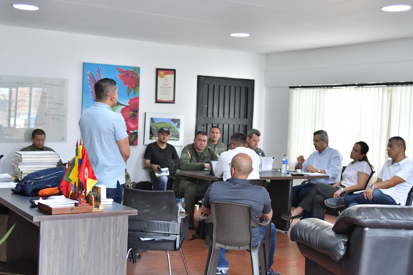 La gente en el Cauca no está sola, por eso vamos a militarizar la zona y enfrentar esos grupos armados ilegales Ministro Velasco