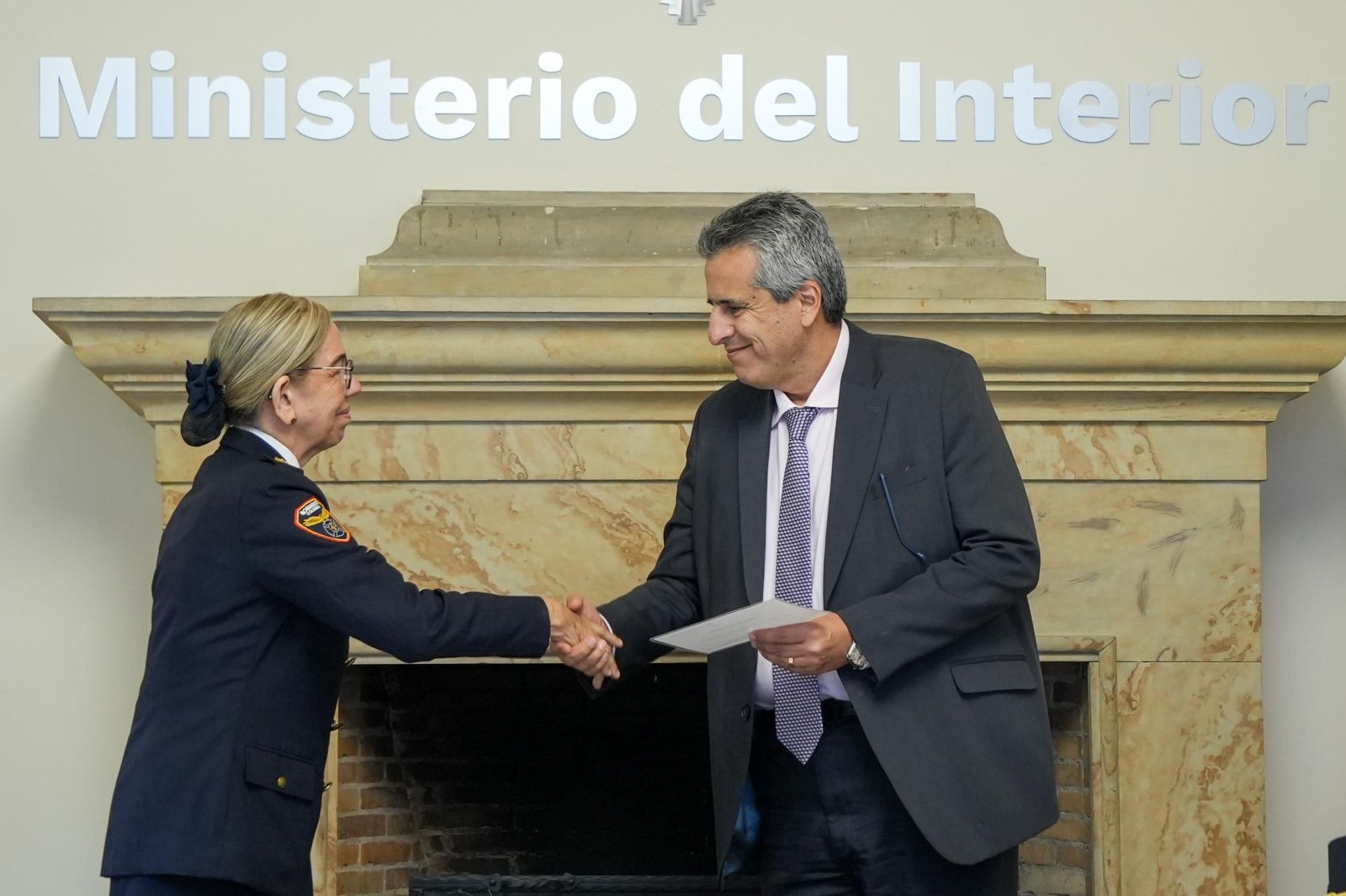 01 02 24 Con mi designación, Gobierno demuestra que cree en las mujeres de Colombia para asumir grandes retos nueva directora nacional de Bomberos El ministro del Interior, Luis Fernando Velasco, posesionó en el cargo de nueva directora nacional de Bomberos de Colombia, a la Capitán en jefe Lourdes del Socorro Peña del Valle, quien cuenta con 27 años de servicio en la institución.