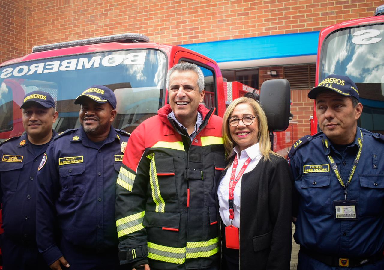 13 02 24 211 cuerpos de bomberos recibieron equipos para la atención de incendios y emergencias La entrega la lideró el ministro del Interior, Luis Fernando Velasco, en compañía de la directora Nacional de Bomberos, capitán Lourdes Peña del Valle, y beneficiará a los cuerpos de bomberos de los 32 departamentos de Colombia.