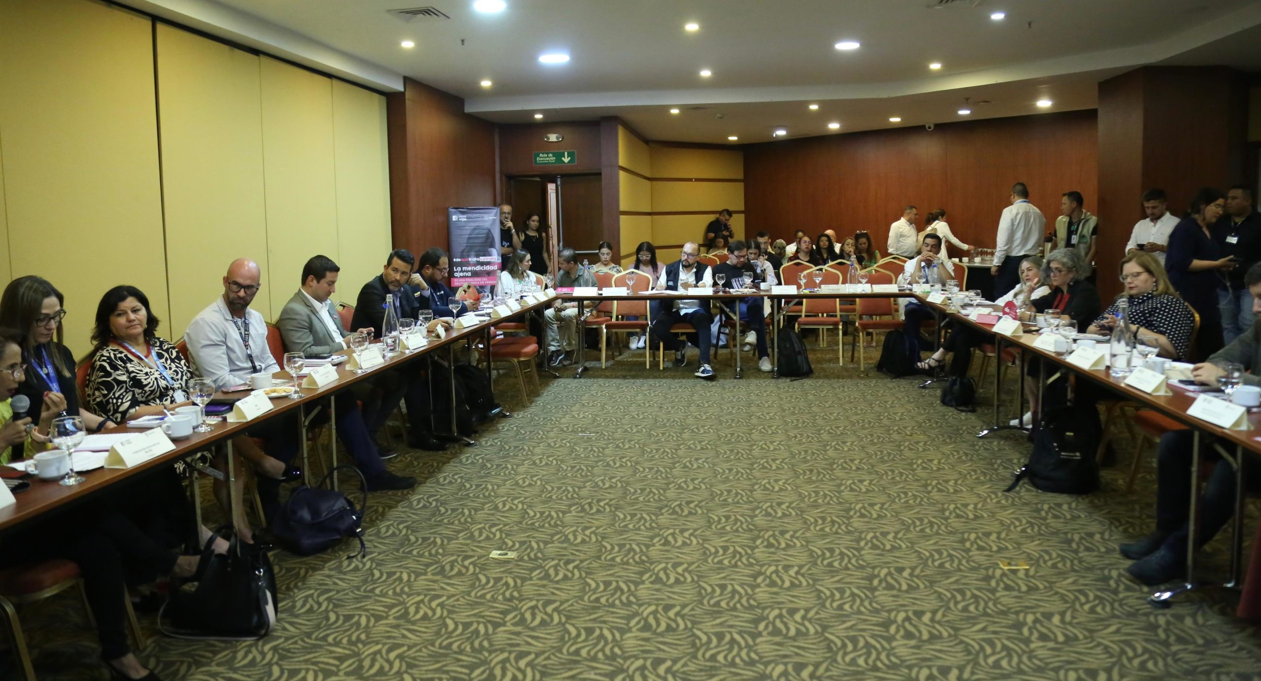 WhatsApp Image 2024-04-12 at 6.10.02 PM trata de personas