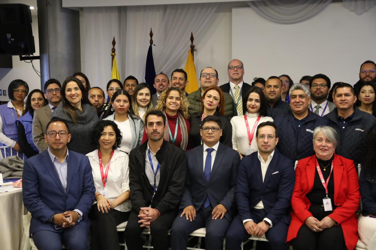 Colombia y Ecuador trazan hoja de ruta para combatir el delito de trata de personas en la frontera Hombres y mujeres posan para una foto tras una reunión