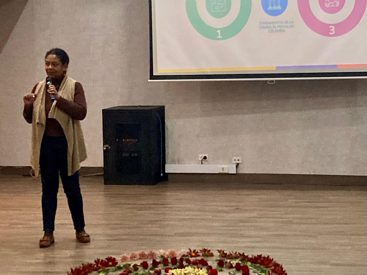 mujer exponiendo ante el publico