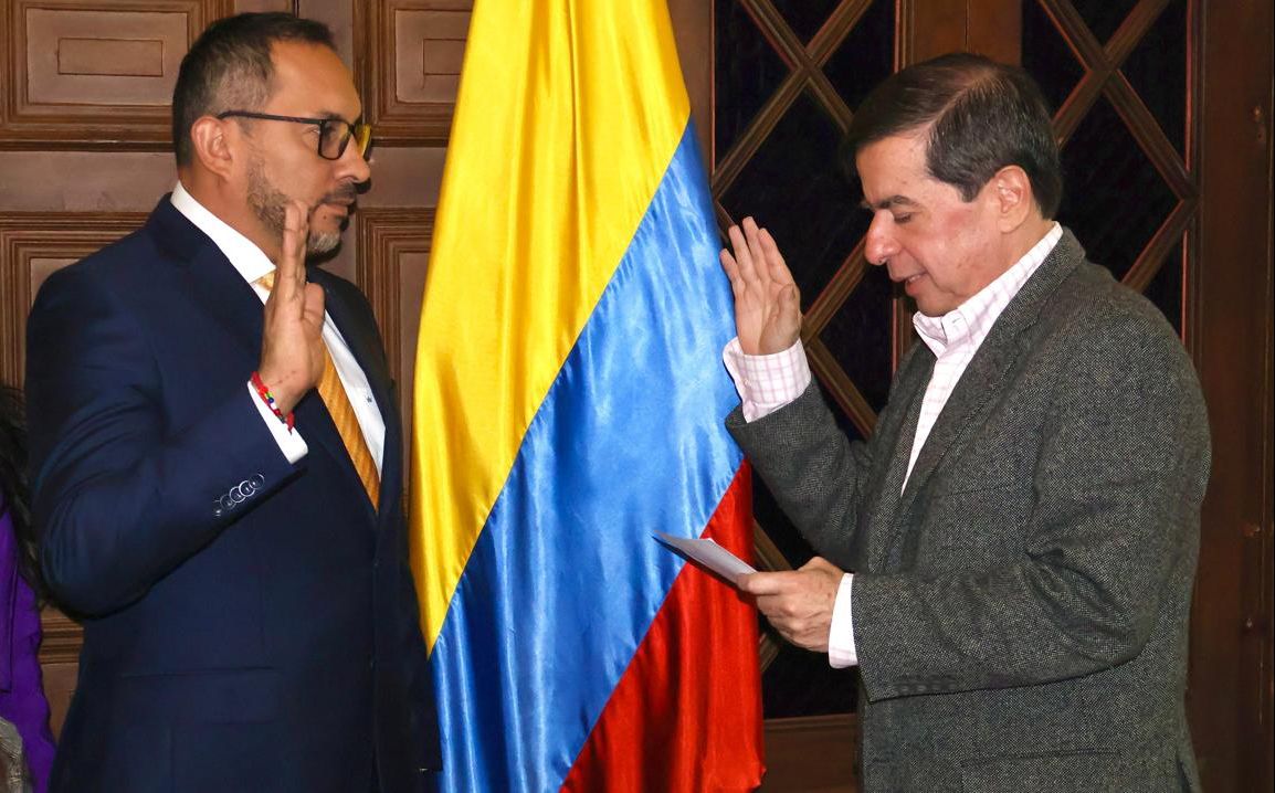 Gabriel Rondon asume como viceministro de Diálogo Social Dos hombres juran cumplir la constitución con el nombramiento del nuevo viceministro
