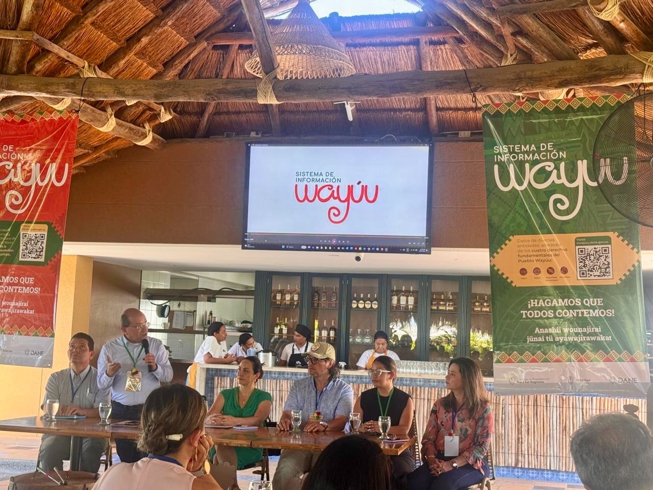 MinInterior presenta herramienta para monitorear sentencia en La Guajira Personas reunidas conversan sobre la sentencia de La Guajira