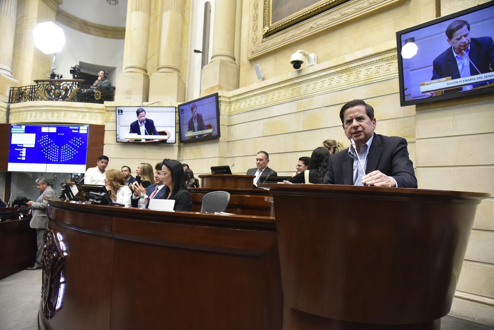 Ministro Cristo habla ante los senadores en el Congreso de la República