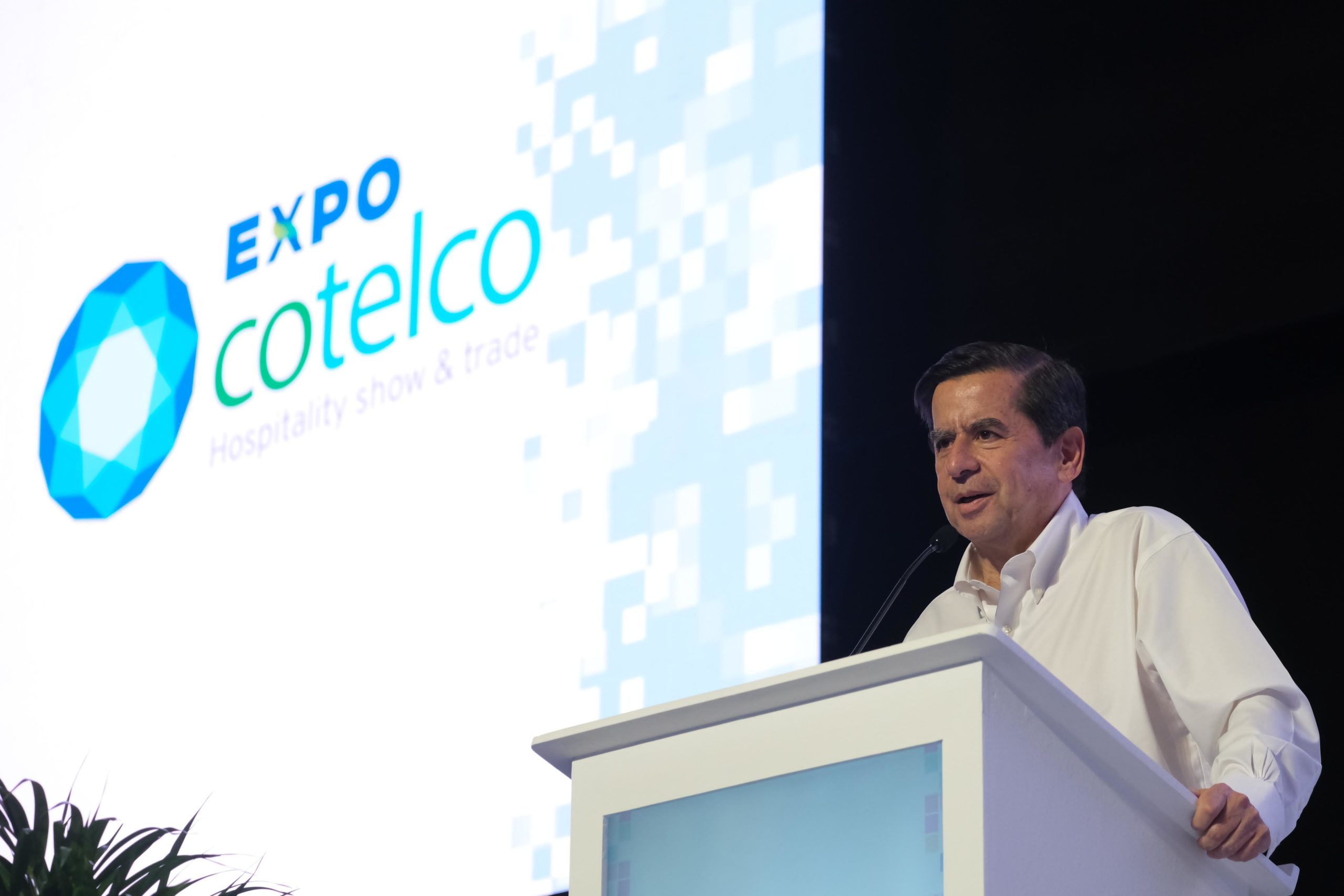 Ministro Cristo en Congreso de Cotelco Ministro Cristo hablando al público