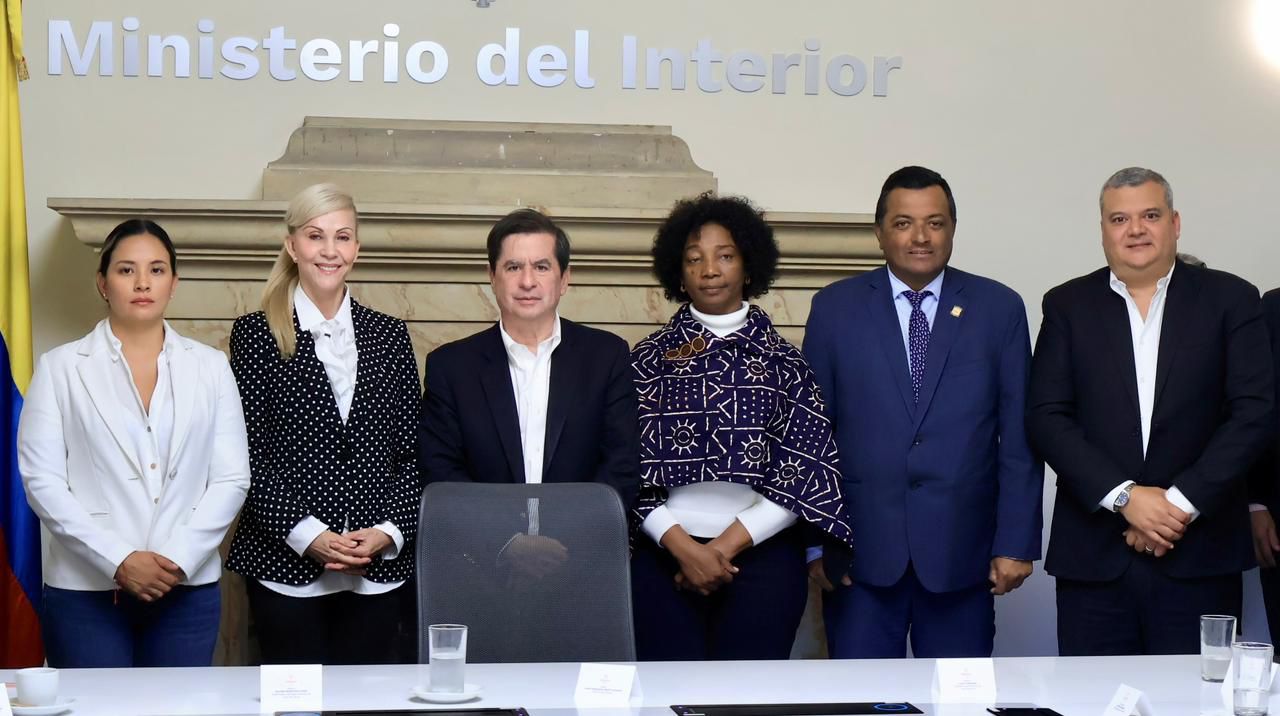 Firma convenio seguridad Valle del Cauca Ministro, gobernadora y alcaldesas tras firmar el convenio