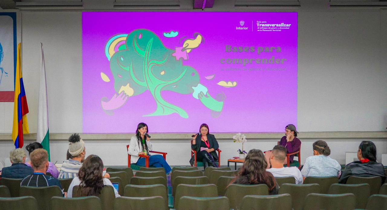 MinInterior lanza guía de Género y Diversidad Personas reunidas hablando sobre género y diversidad