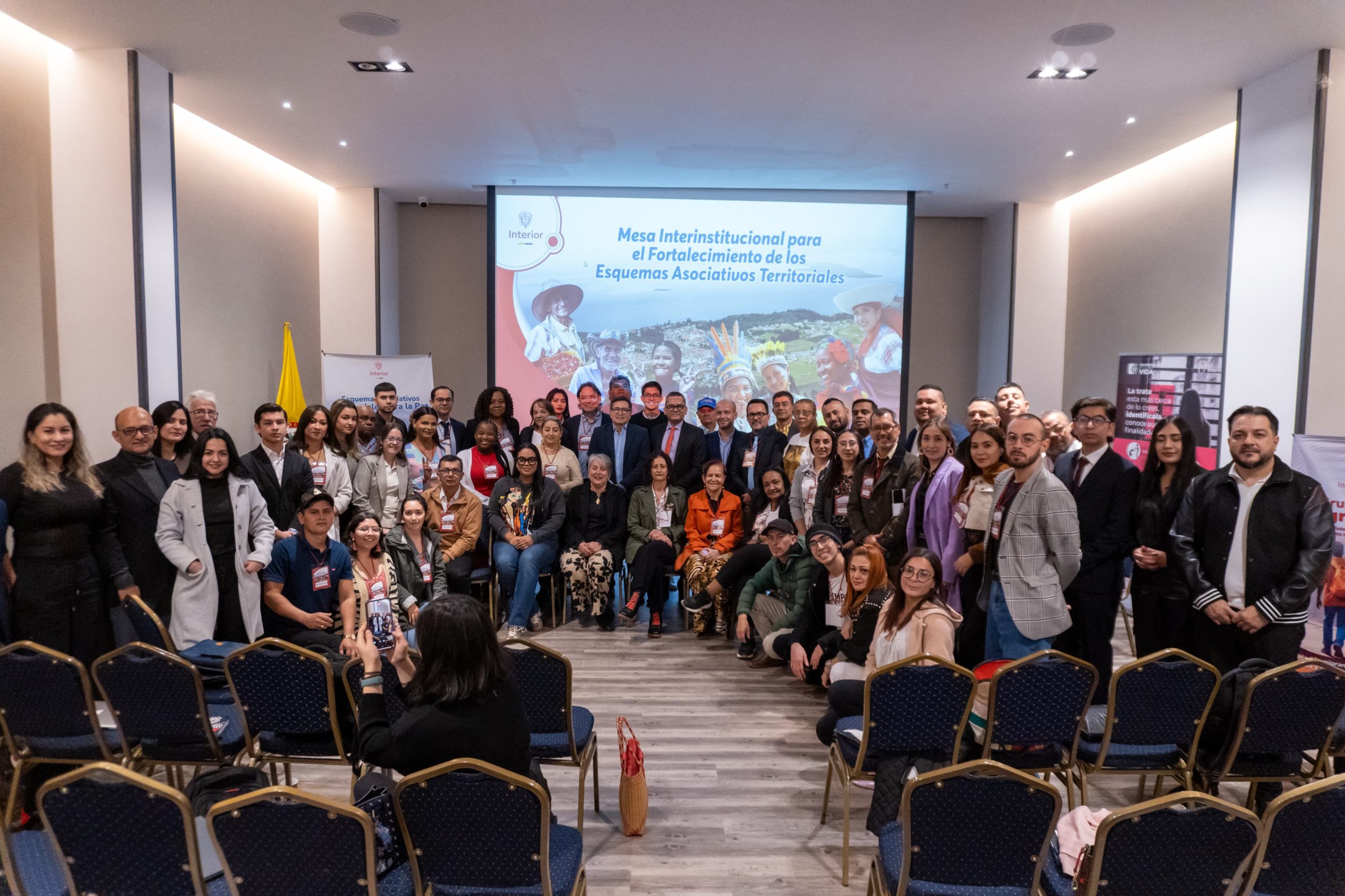 Esquemas Asociativos Territoriales un paso hacia la Paz y la Autonomía Regional Personas reunidas en un evento del Ministerio del Interior