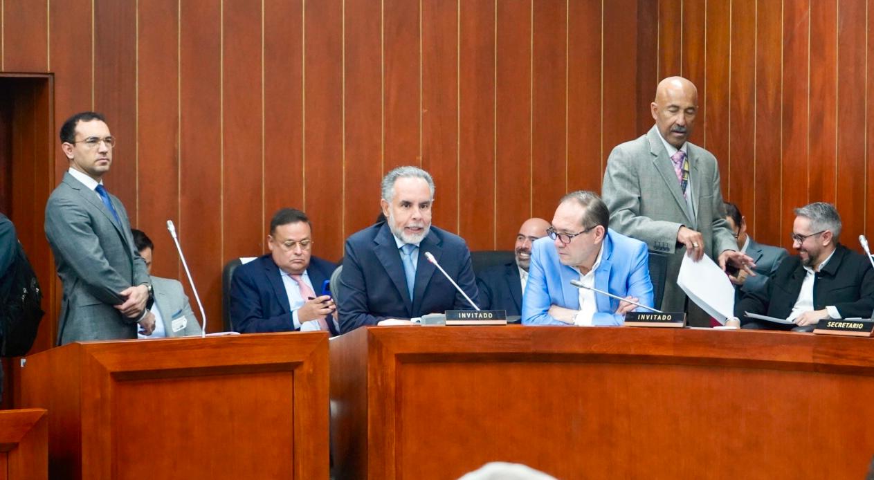 “Esperamos que la Comisión esté más del lado de la clase obrera que de la clase dirigente”- Armando Benedetti en Comisión Cuarta del Senado Durante su intervención, el funcionario expresó que, “desde la perspectiva del Gobierno, las reformas sociales han enfrentado bloqueos sistemáticos en el Congreso”. No obstante, reconoció la disposición de los congresistas para debatir el contenido de la iniciativa.