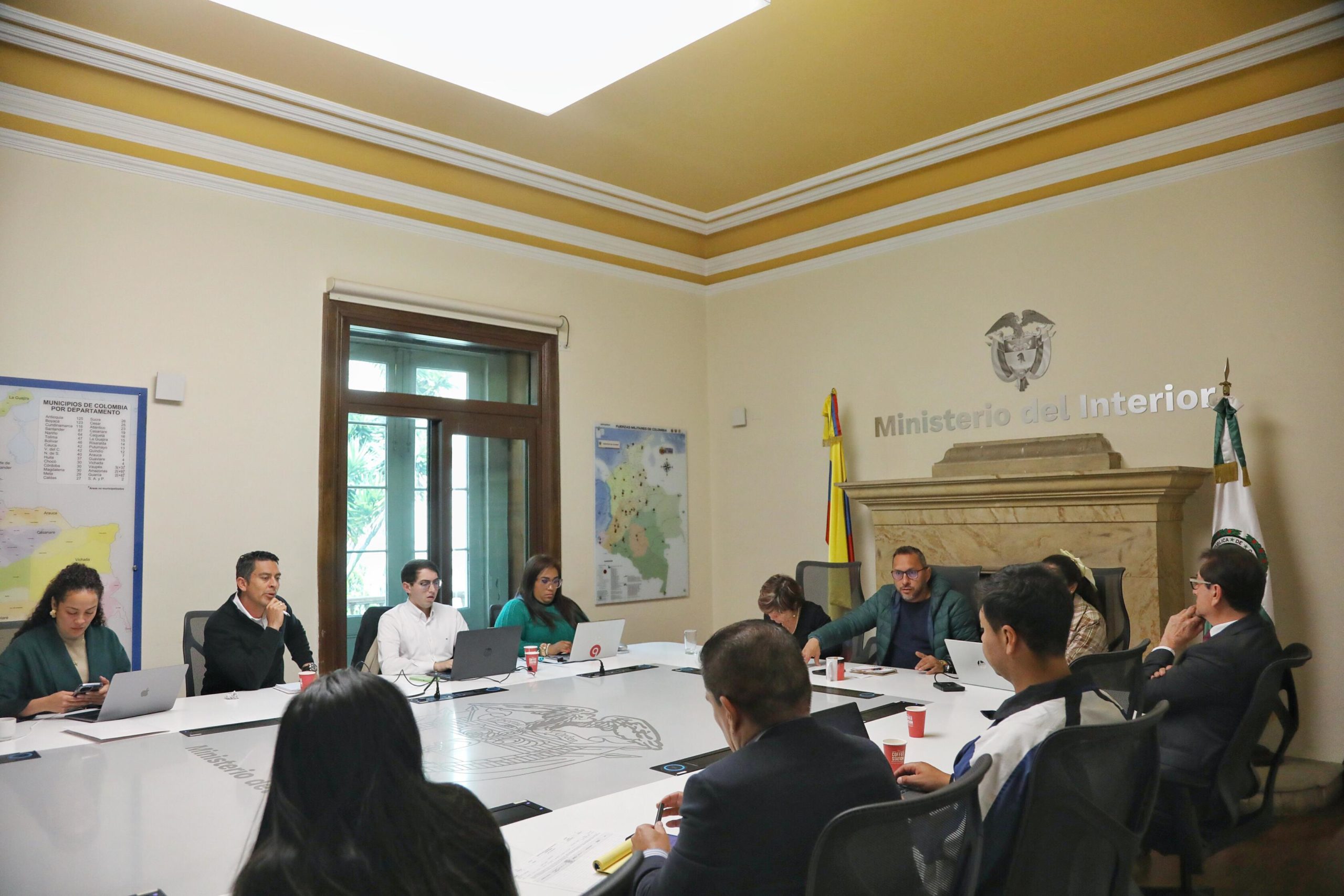 Gobierno nacional está al frente de la situación del pueblo Emberá entidades nacionales y ministerios están articuladas para atender a población en Bogotá y a la retornada Desde 2021, la Unidad para las Víctimas ha invertido $3.743 millones en la atención de esta población. La entidad hizo un llamado a la Alcaldía Mayor de Bogotá a trabajar de manera articulada al tratarse de un proceso que involucra a autoridades del orden nacional, distrital y territorial.