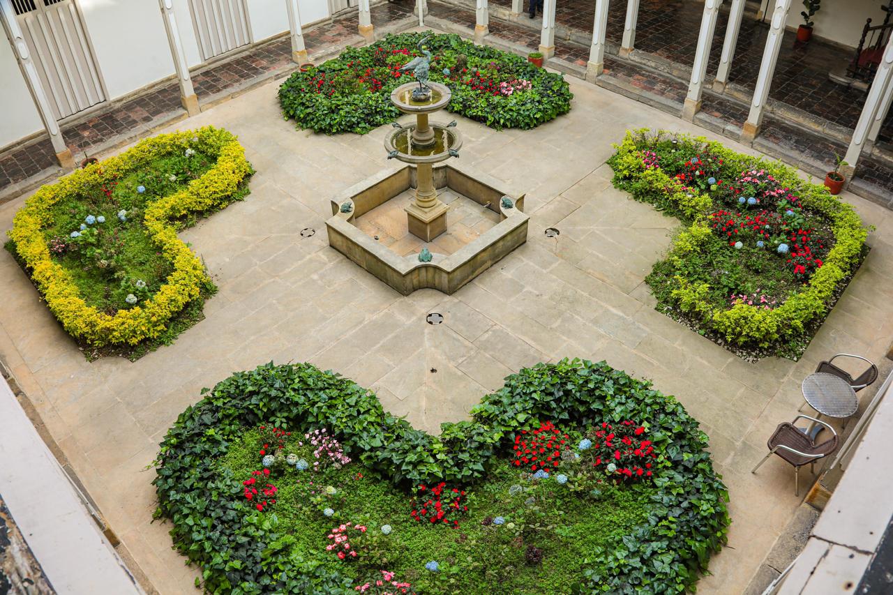 Declaración de los voceros del Gobierno nacional ante la propuesta humanitaria de las comunidades del Catatumbo Como voceros del Gobierno nacional, recibimos con total disposición y profundo respeto la propuesta presentada por las comunidades del Catatumbo, construida desde la Mesa Humanitaria y de Construcción de Paz, con el respaldo de organizaciones sociales de base, autoridades étnico-territoriales del pueblo barí, firmantes del Acuerdo Final de Paz, y actores humanitarios nacionales e internacionales.